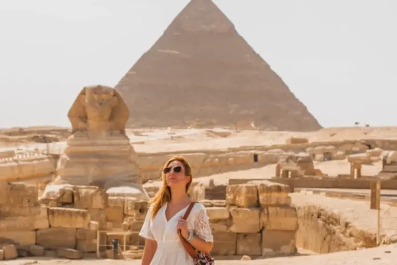 Viaggio Organizzato al Cairo con visita alle maestose Piramidi di Giza e alla necropoli di Saqqara, tra storia e meraviglie millenarie.