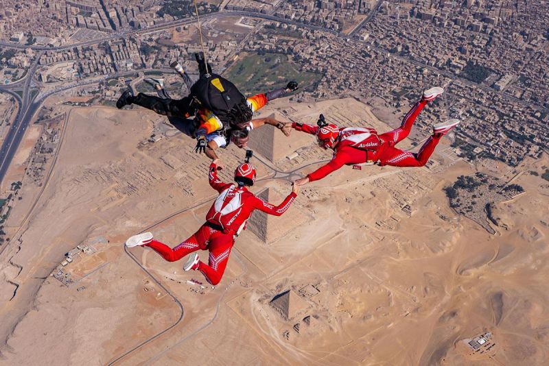 Parachutiste survolant le désert égyptien près des Pyramides de Gizeh