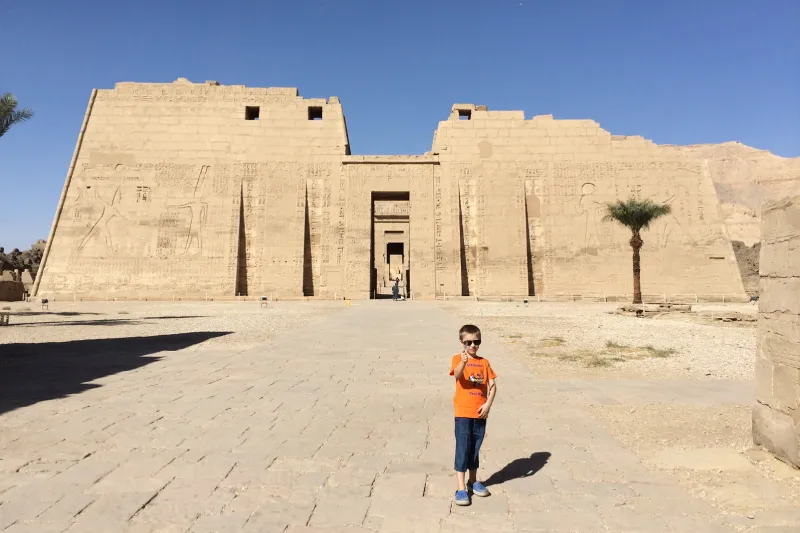 Panoramica del complesso di Medinet Habu tra storia e deserto