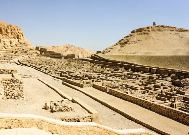Vista general del área rocosa de la necrópolis.