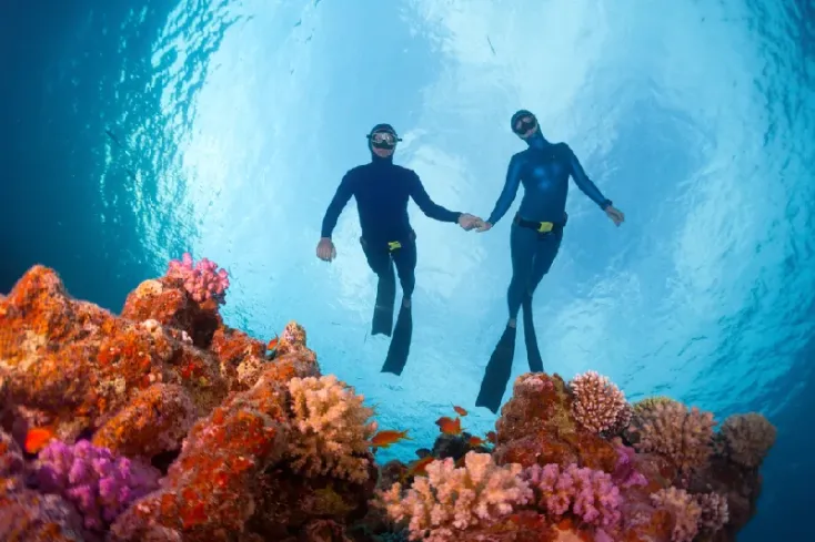 Coppia che fa snorkeling nel Mar Rosso