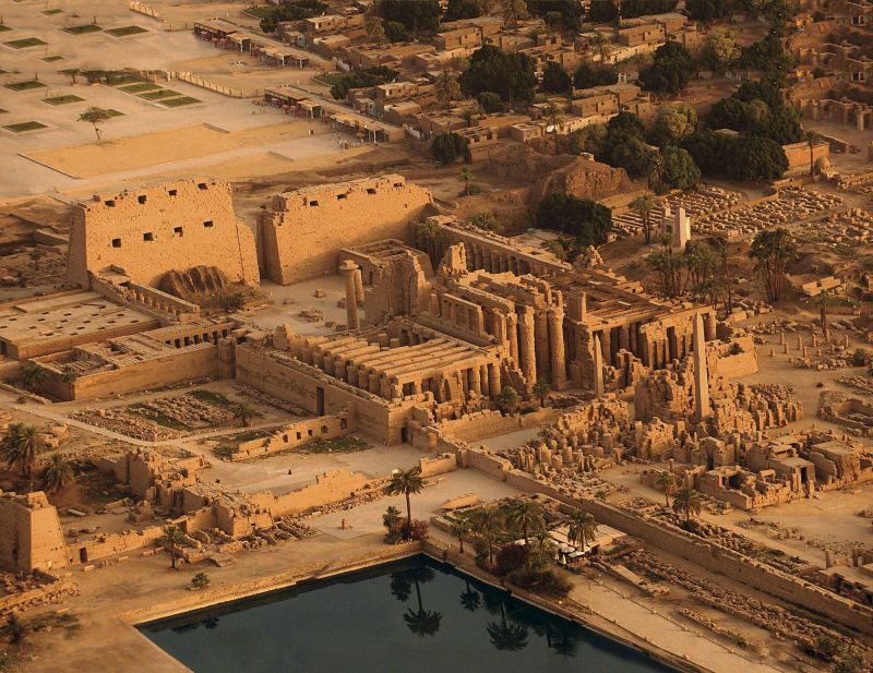 Colonnes du temple de Karnak a Louxor au printemps