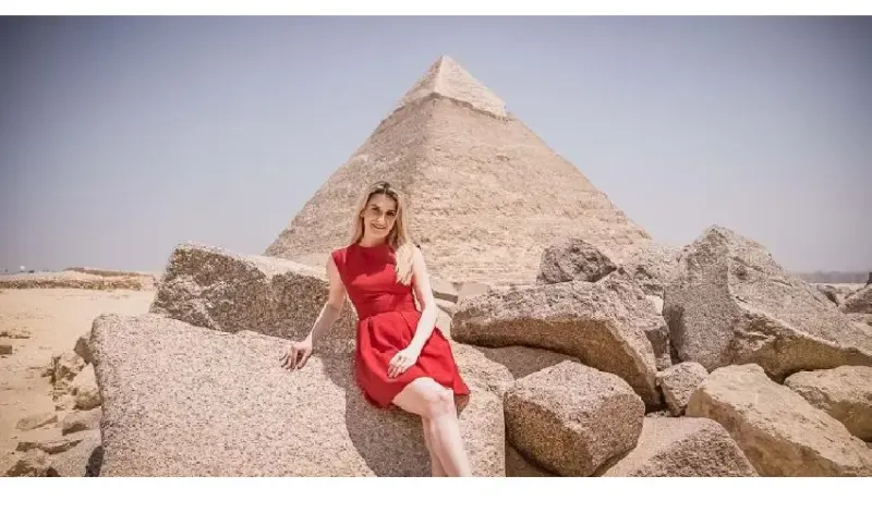 piramide di micerino vista epica al tramonto nel deserto di Giza