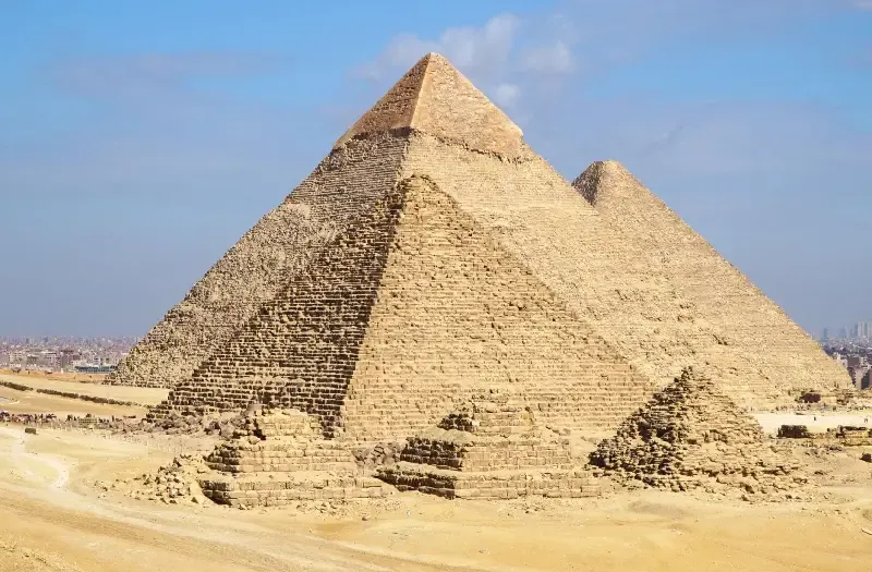 Quante Piramidi Ci Sono in Egitto: Confronto tra Piramidi a Gradoni e Piramidi 