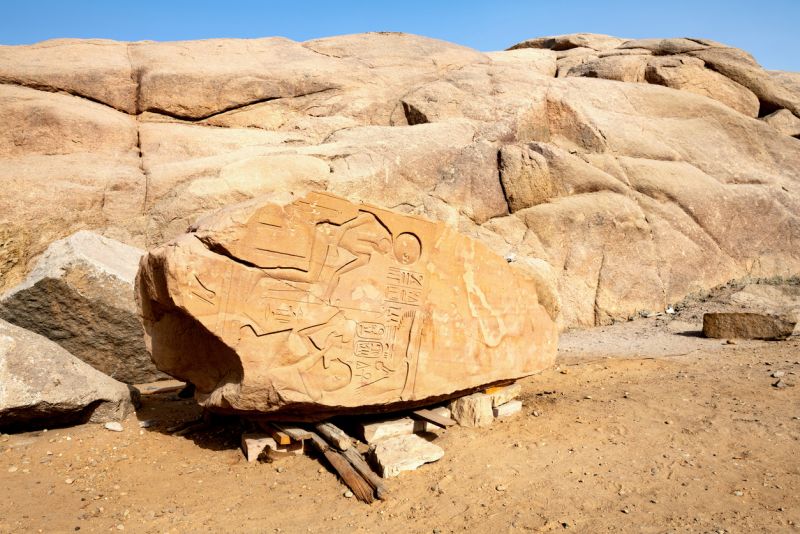 Vue panoramique des carrières d'Assouan avec l'Obélisque inachevé de la reine Hatchepsout