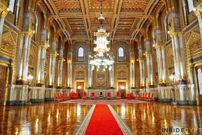 epresenta la opulencia del interior, con techos altos