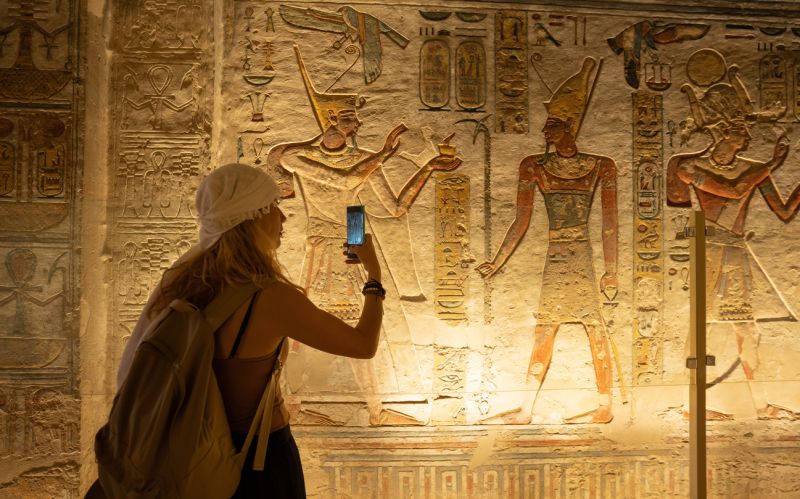Statues colossales de Nefertari et Ramses II sur la facade du temple dAbou Simbel