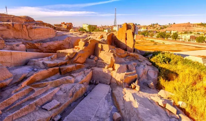 Antico obelisco egizio simbolo del benben e della nascita del mondo