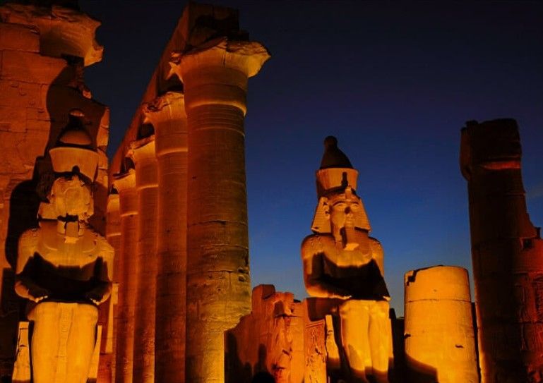 Templo de Luxor iluminado de noche
