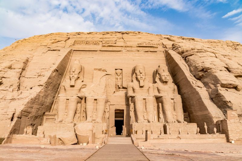 Egypte temple abou simbel intérieur salle hypostyle piliers osiriaques
