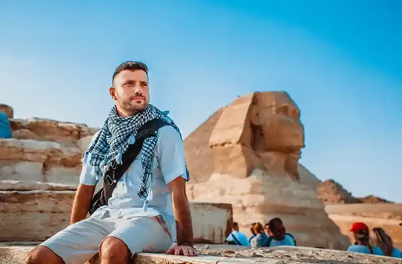 Festeggia il Capodanno in Egitto con offerte esclusive: vivi le Piramidi di Giza, il Cairo e una magica crociera sul Nilo tra templi e storia millenaria.