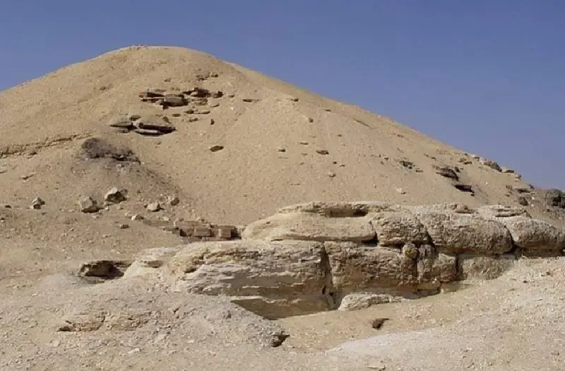 Quante Piramidi Ci Sono in Egitto: Resti delle Piramidi di Lisht