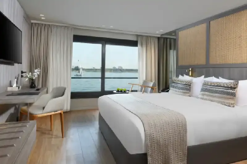 Cabina raffinata a bordo della Crociera sul Nilo Luxury Historia, con comfort esclusivo e vista sul fiume