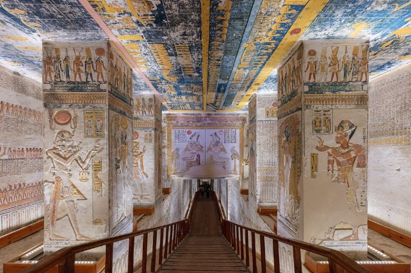 Pasillo decorado con relieves y columnas dentro de una tumba real.