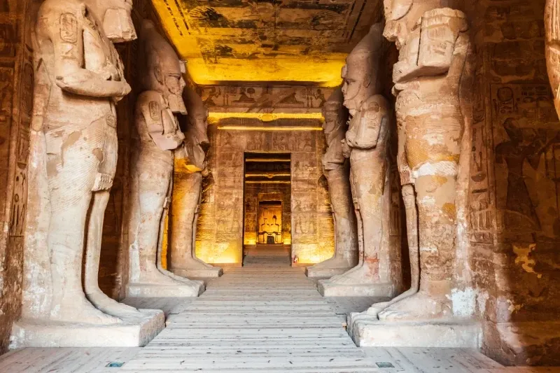 Tempio di Abu Simbel interno: statue, bassorilievi e storia