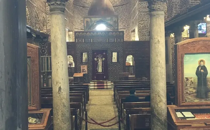 Chiesa Sospesa Cairo durante la visita con icone, pulpito, colonne e soffitto ligneo