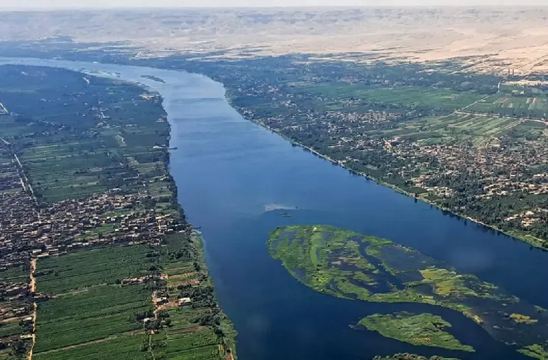 Fiume Nilo lungo il Paesaggio Africano e il Territorio Egiziano 