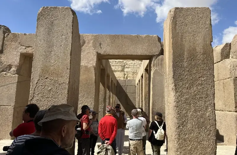 Altezza Piramidi di Giza: Turisti che Visitano il Complesso Archeologico di Giza