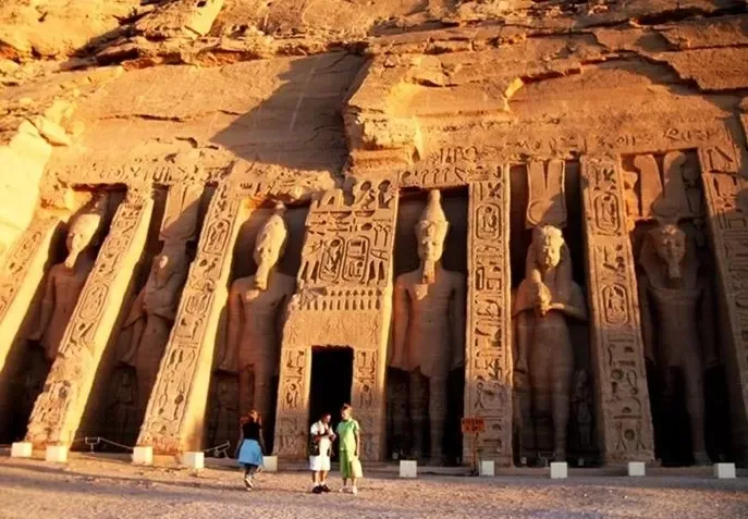 Tempio di Nefertari Abu Simbel Egitto: amore e regalità