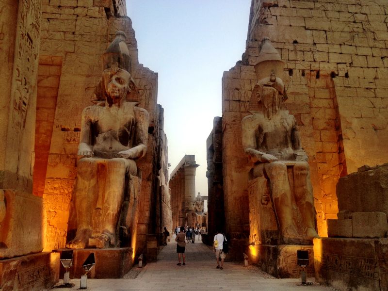 Voyageurs observant la prochaine éclipse solaire totale avec des lunettes certifiées en Égypte