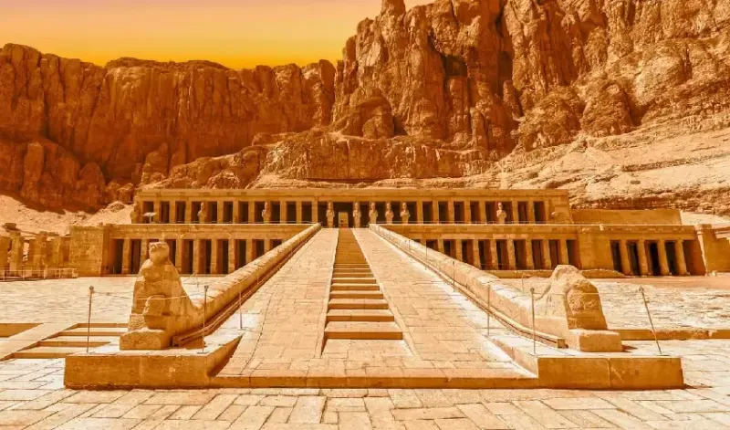 Templi dell’antico Egitto illuminati dal sole tra rovine storiche