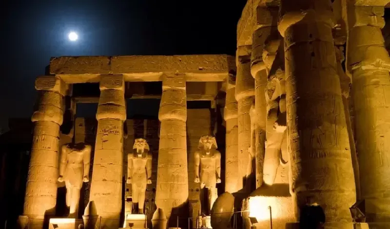 Spettacolo Suoni e Luci a Karnak – viaggio emozionante tra colonne illuminate e racconti faraonici