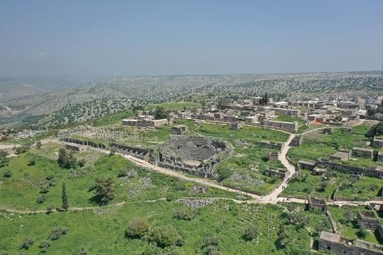 Colonnade antique et village ottoman à Umm Qais Jordanie
