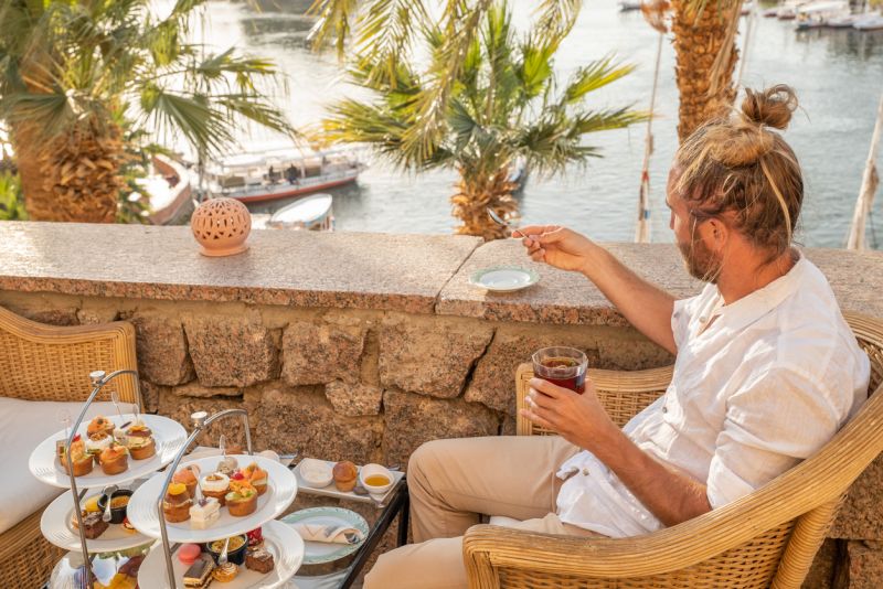 Touriste visitant un site égyptien pharaonique à Assouan