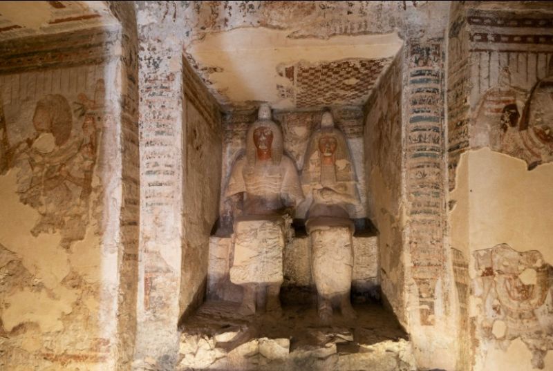 Interior de una tumba con esculturas y relieves pintados