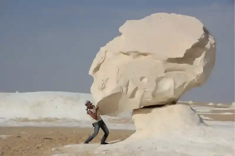 Turisti che esplorano il Deserto Bianco, Egitto