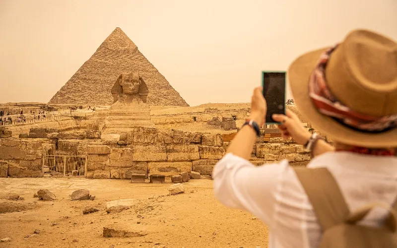 Pyramides de Gizeh au coucher du soleil, incontournables lors d'un voyage en Égypte