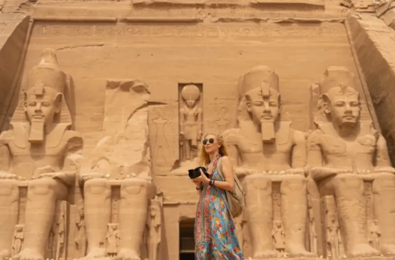 Ammira Abu Simbel Egitto, i maestosi templi scavati nella roccia dedicati a Ramses II e Nefertari, tappa imperdibile di un tour sul Nilo tra Luxor e Assuan.