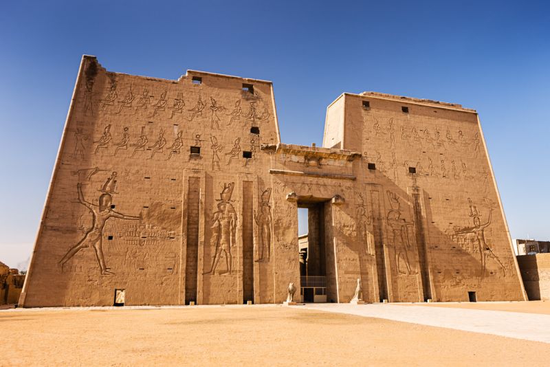 Temple de Khnoum Esna Egypte colonnes hieroglyphes
