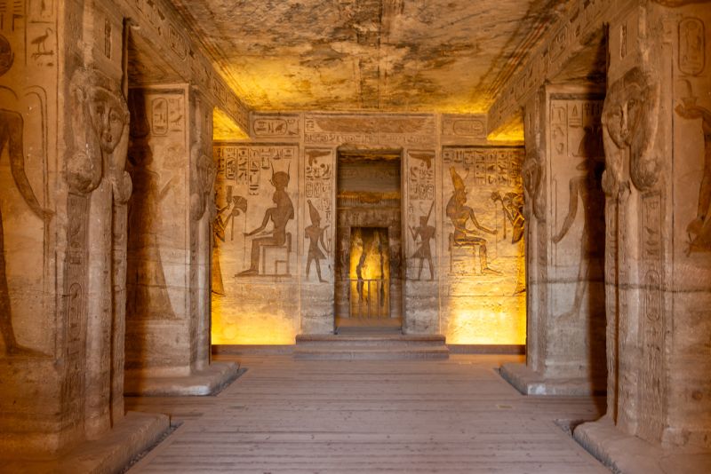 Détail des fresques de la tombe de Néfertari représentant la reine guidée par les dieux