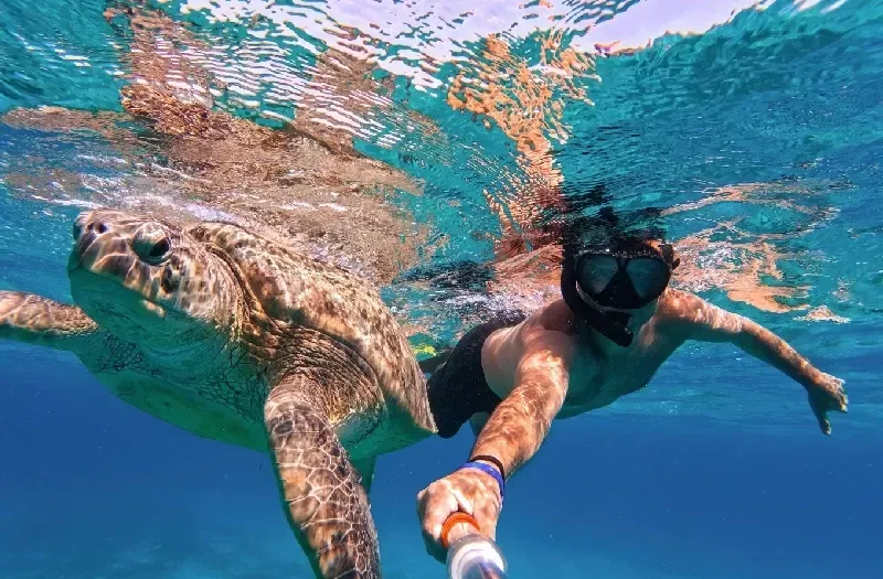 Attività sportive acquatiche a Hurghada tra windsurf e parasailing