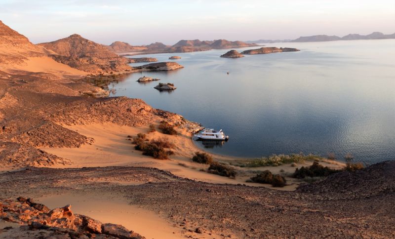 Vue panoramique du Lac Nasser entouré de désert égyptien