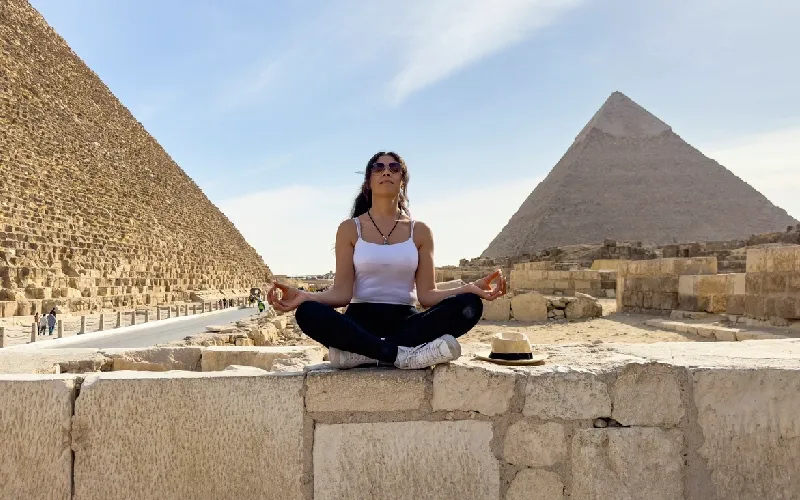 Visiteurs au soleil doux du Caire pour egypte en mars