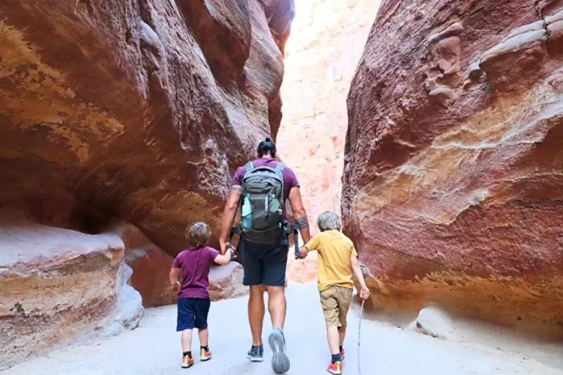 Famiglia in visita a Petra durante una vacanza in Giordania