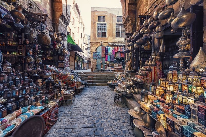 Ruelles animées du Khan el-Khalili dans le Vieux Caire, marché historique du Caire islamique