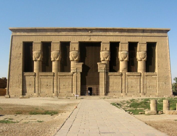 Fachada principal con columnas hathóricas