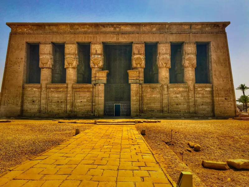 Vue du Temple d'Hathor à Dendéra, joyau de Haute-Égypte près de Louxor
