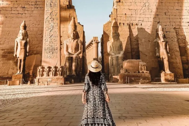 Fiume Nilo tra Luxor e Aswan con Nave da Crociera e Paesaggio Egiziano 