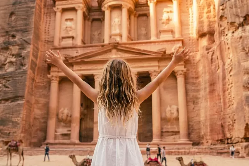 Petra, la città rosa scolpita nella roccia in Giordania.