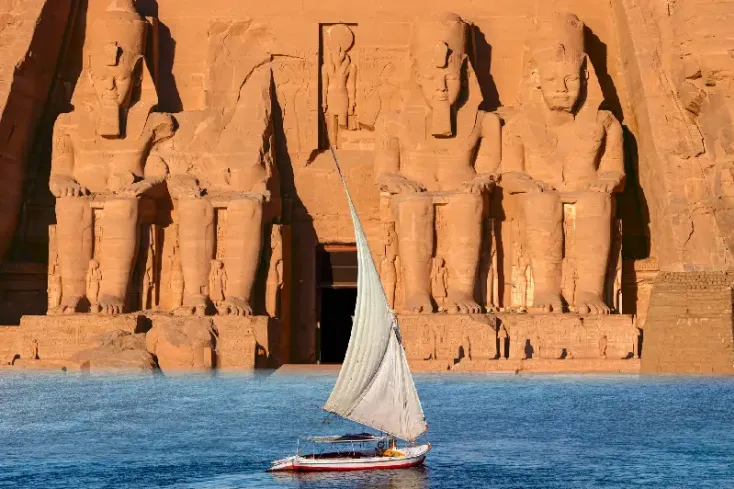 Aswan in inverno con sole e cielo limpido