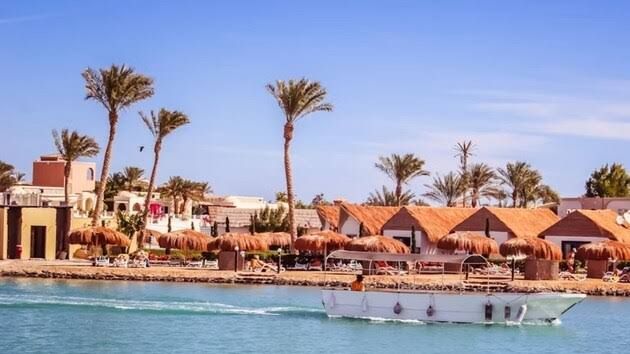 Plage de sable doré et eaux turquoise de la mer rouge en Égypte