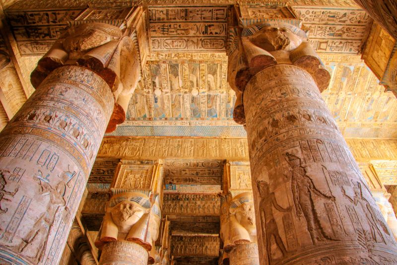 Temple de Dendérah près de Qena Égypte au coucher du soleil