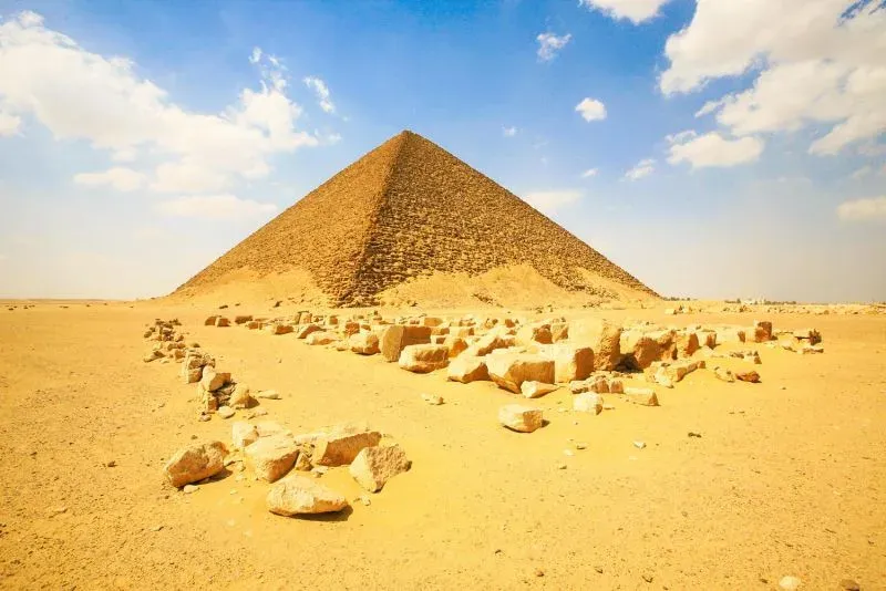 Visitatori tra le piramidi di Dahshur