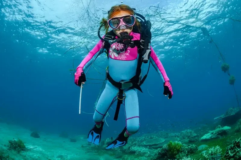 Bambini che fanno snorkeling nel Mar Rosso.