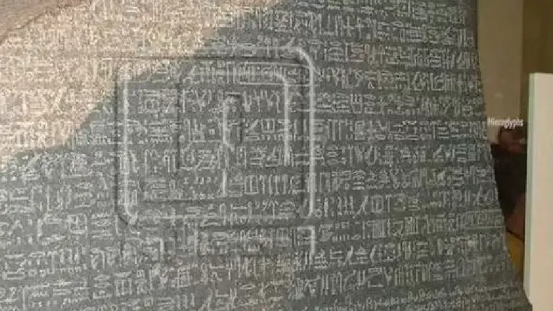 Grand Musée Égyptien de Gizeh vu de l'extérieur au coucher du soleil