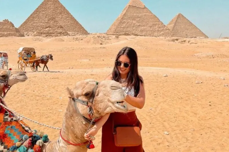 Altezza Piramidi di Giza: Visitatori che Esplorano le Piramidi durante una Giornata di Sole